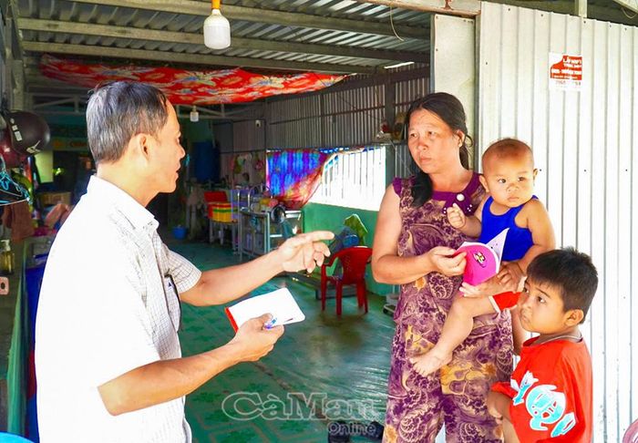 Cán bộ y tế tuyên truyền, hướng dẫn người dân chủ động thực hiện các biện pháp phòng bệnh Ebola.