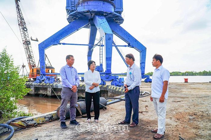 Cán bộ y tế xã Năm Căn phối hợp với Ban Quản lý Cảng Năm Căn triển khai các biện pháp kiểm soát dịch bệnh.