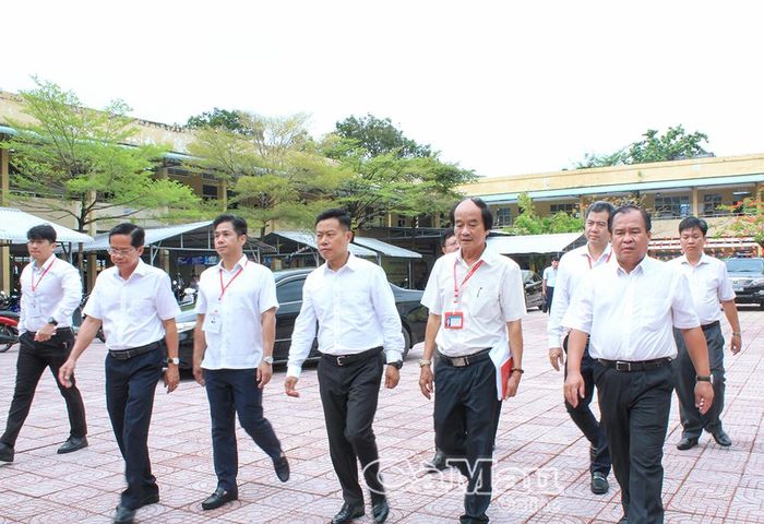 Thứ trưởng Lê Quân và Đoàn kiểm tra số 2 của Bộ Giáo dục và Đào tạo kiểm tra tại Trường THPT Hồ Thị Kỷ.