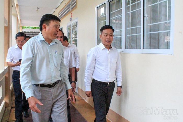  Thứ trưởng Bộ GD&amp;ĐT Lê Quân (bìa phải) đặc biệt quan tâm đến cơ sở vật chất tại các phòng thi ở Trường THCS và THPT Lý Văn Lâm do diện tích phòng khá nhỏ.