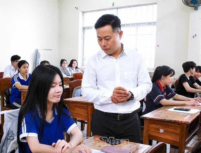  Thứ trưởng Lê Quân trao đổi, nắm bắt tâm tư nguyện vọng của thí sinh.