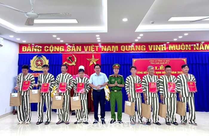 Đại tá Nguyễn Văn Chiến, Giám thị Trại tạm giam số 2 (Công an tỉnh Cà Mau) và đồng chí Lâm Danh Nhân, Chủ tịch UBND phường Hiệp Thành, trao quyết định và quà cho phạm nhân được đặc xá năm 2026.
