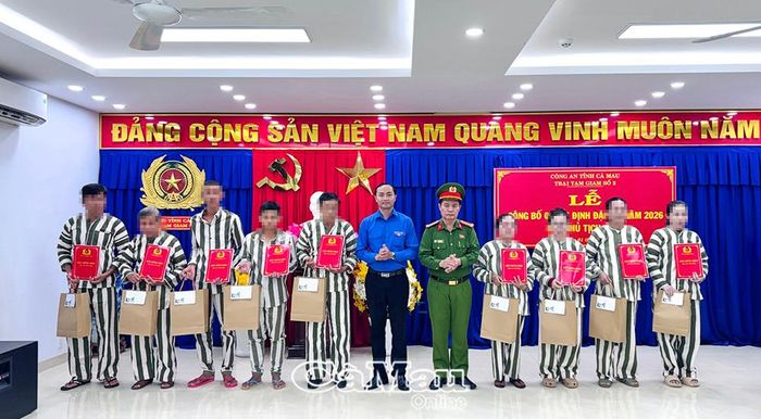 Đại tá Bùi Xuân Khởi, Phó Giám đốc Công an tỉnh Cà Mau, trao quyết định đặc xá của Chủ tịch nước và đồng chí Phạm Tuấn Tài, Phó Chủ tịch Ủy ban MTTQ Việt Nam tỉnh Cà Mau, Bí thư Tỉnh đoàn, trao quà cho các phạm nhân được đặc xá.