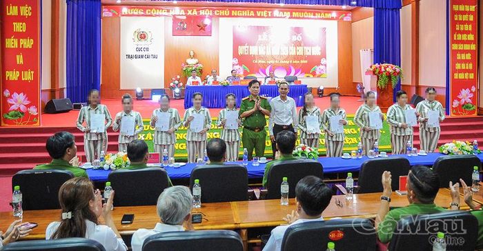 Đại tá Huỳnh Trí Thương, Giám thị Trại giam Cái Tàu và ông Trần Trọng Nhân, Phó Chánh án Tòa án nhân dân tỉnh Cà Mau, trao quyết định đặc xá của Chủ tịch nước, cùng căn cước công dân cho các phạm nhân.