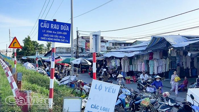 Trung tâm chợ nằm ngay dưới dốc cầu Rau Dừa, tiềm ẩn nguy cơ mất an toàn giao thông.