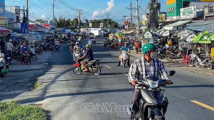 Tình trạng buôn bán lấn chiếm hành lang an toàn giao thông còn diễn ra phổ biến.