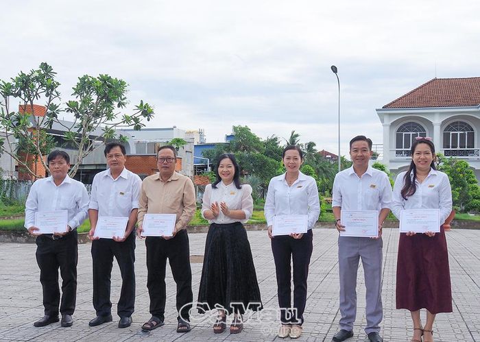  Nhà báo Cao Xuân Thu Ngọc, Phó Giám đốc Báo và phát thanh, truyền hình Cà Mau trao Giấy chứng nhận cho các tác giả có tác phẩm báo chí chất lượng cao tháng 5, ở thể loại phát thanh và truyền hình.