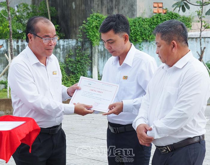 Nhà báo Lâm Hồ Sỹ, Giám đốc Báo và phát thanh, truyền hình Cà Mau trao Giấy chứng nhận cho các tác giả có tác phẩm báo chí chất lượng cao trong tháng 5/2026.