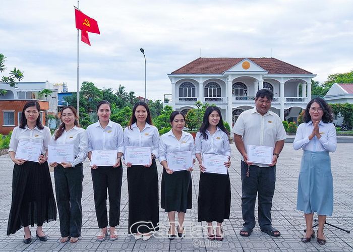 Nhà báo Nguyễn Thị Lâm Anh, Phó Giám đốc Báo và phát thanh, truyền hình Cà Mau trao Giấy chứng nhận cho các tác giả có tác phẩm báo chí chất lượng cao trong tháng 5.
