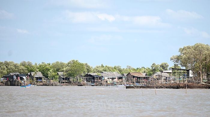 Cư dân vùng sạt lở, nhất là tại các cửa sông, cửa biển cần được di dời, nhằm đảm bảo an toàn, ổn định cuộc sống.