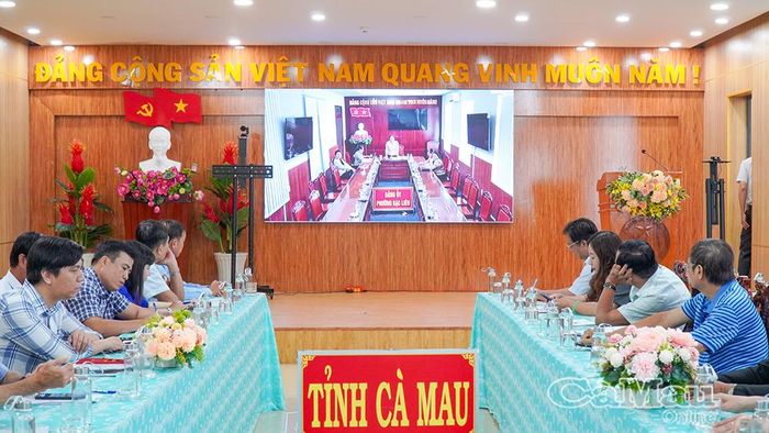 Cuộc họp được tổ chức trực tiếp kết hợp trực tuyến đến 64 điểm cầu xã, phường trên địa bàn tỉnh.