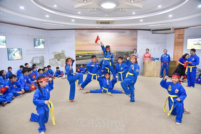  Võ sinh hào hứng biểu diễn võ thuật nhân dịp hoạt động tham quan, tìm hiểu các địa điểm lịch sử - văn hóa tiêu biểu của tỉnh.