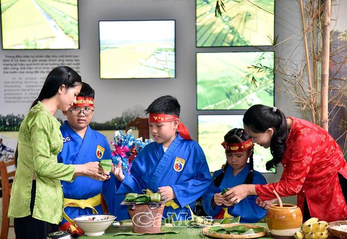 Các em hào hứng tham gia làm bánh dân gian từ gạo tại không gian trải nghiệm của Bảo tàng Lúa nước.