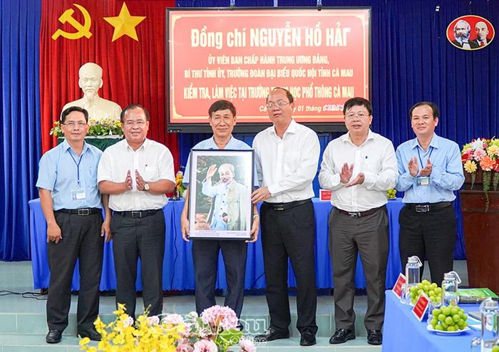  Bí thư Tỉnh ủy Nguyễn Hồ Hải trao tặng Trường THPT Cà Mau bức ảnh Chân dung Chủ tịch Hồ Chí Minh trong chuyến đến làm việc với nhà trường.