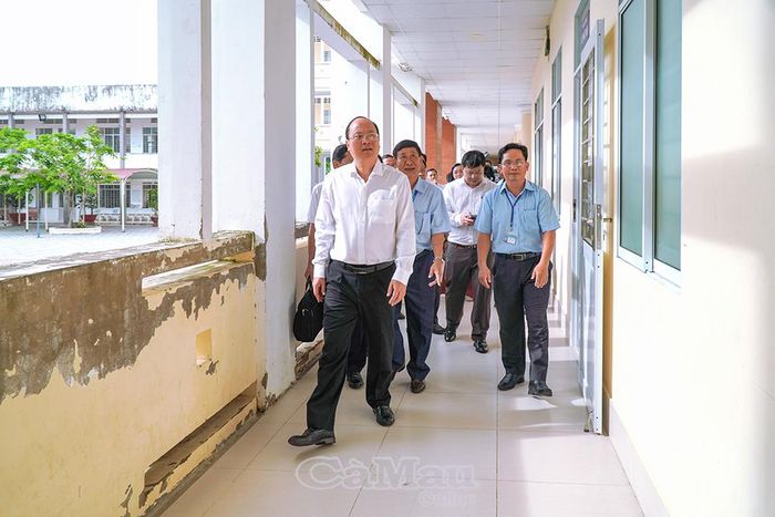  Bí thư Tỉnh ủy Nguyễn Hồ Hải khảo sát phòng học, cơ sở vật chất tại Trường THPT Cà Mau.