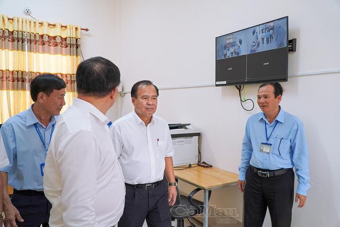 Phó Chủ tịch UBND tỉnh Nguyễn Minh Luân kiểm tra phòng bảo quản đề thi tốt nghiệp THPT và hệ thống camera giám sát của Trường THPT Cà Mau.