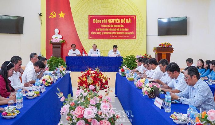  Các đại biểu tham dự buổi làm việc tại Trường THPT chuyên Phan Ngọc Hiển.