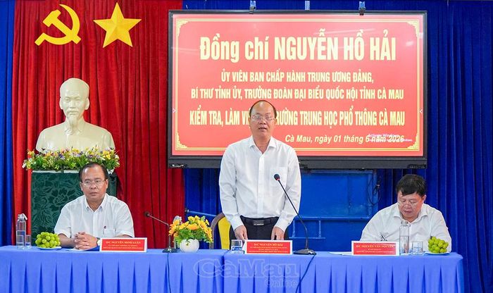 Bí thư Tỉnh ủy Nguyễn Hồ Hải phát biểu tại buổi làm việc với Trường THPT Cà Mau.