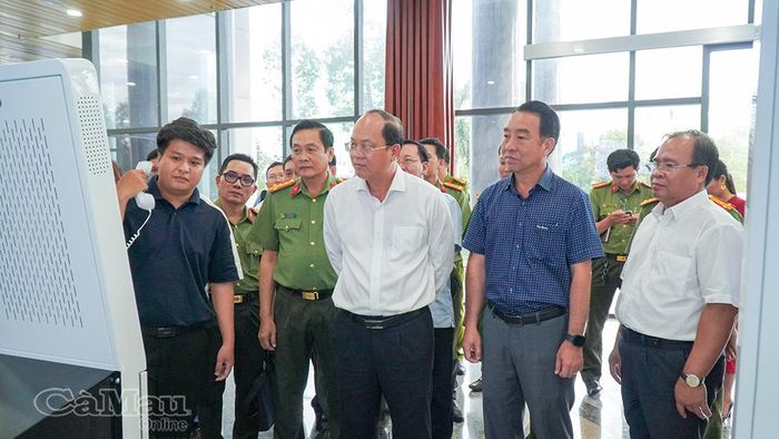  Bí thư Tỉnh ủy Nguyễn Hồ Hải (giữa), Chủ tịch UBND tỉnh Lữ Quang Ngời (thứ hai từ phải sang) và Phó Chủ tịch UBND tỉnh Nguyễn Minh Luân (bìa phải) nghe trình bày các tính năng thông minh trên Kiosk dịch vụ công.