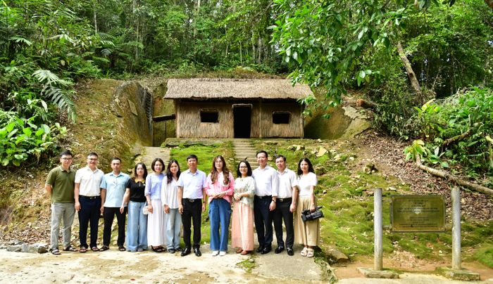 Đoàn công tác nghe giới thiệu về Di tích Sở Chỉ huy Chiến dịch Điện Biên Phủ và những dấu ấn của Đại tướng Võ Nguyên Giáp trong chiến thắng lịch sử năm 1954.