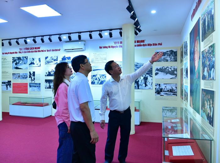 Đoàn công tác tham quan, tìm hiểu về những cống hiến của Đại tướng Võ Nguyên Giáp tại Khu Tưởng niệm ở Mường Phăng.