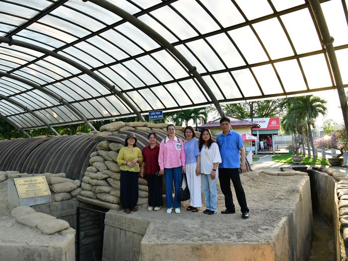 Đoàn công tác tìm hiểu những dấu tích lịch sử còn lưu giữ tại Hầm chỉ huy Tập đoàn cứ điểm Điện Biên Phủ.