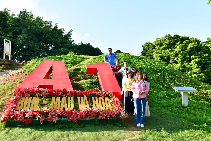 Đoàn công tác tham quan Di tích lịch sử Đồi A1, nơi ghi dấu sự hy sinh anh dũng của các chiến sĩ Quân đội nhân dân Việt Nam.
