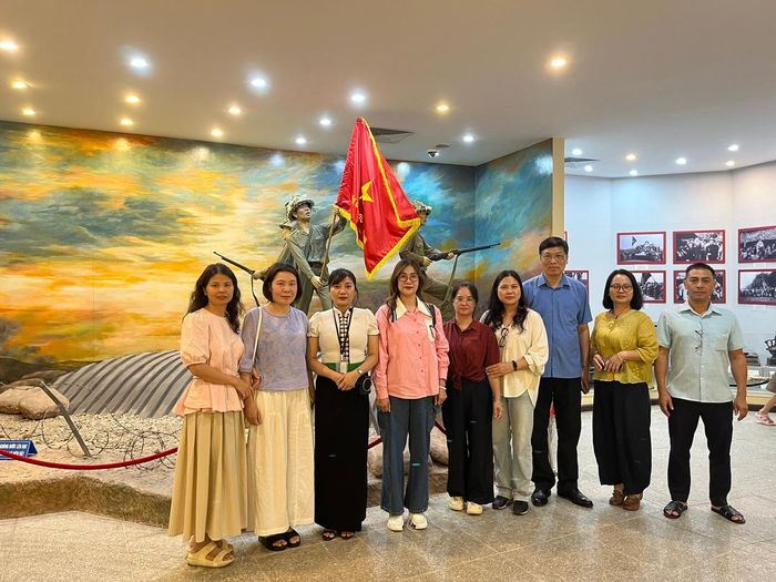 Chuyến về nguồn tại Điện Biên là dịp để công chức ôn lại truyền thống lịch sử vẻ vang của dân tộc và tri ân các anh hùng liệt sĩ.