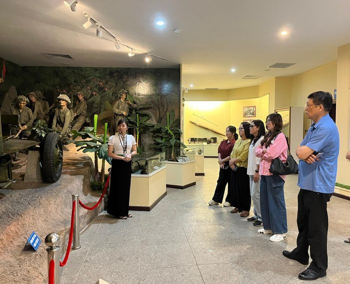 Đoàn công tác nghe thuyết minh về những chiến công oanh liệt của quân và dân ta trong Chiến dịch Điện Biên Phủ năm 1954 tại Bảo tàng Chiến thắng lịch sử Điện Biên Phủ.