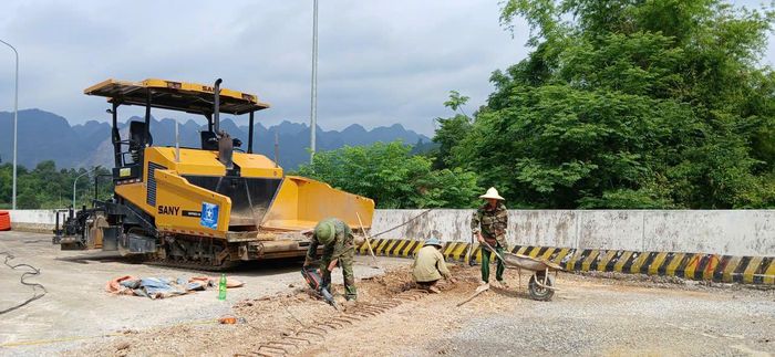 Một số công nghệ mới được thử nghiệm trong sửa chữa mặt đường và khe co giãn cầu, bước đầu cho thấy hiệu quả tích cực. Ảnh: N.Lộc