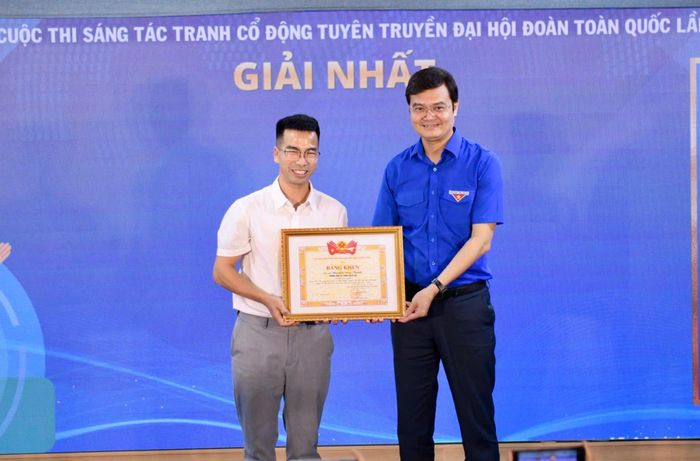 Đồng chí Bùi Quang Huy - Ủy viên BCH Trung ương Đảng, Bí thư thứ nhất Trung ương Đoàn - trao giải Nhất cho tác giả Nguyễn Duy Thành, phường Phúc Lợi, TP. Hà Nội. Ảnh: ST