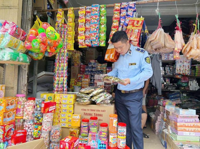 Đội Quản lý thị trường số 2 - Chi cục Quản lý thị trường Hà Nội tăng cường kiểm tra an toàn thực phẩm tại khu vực phố cổ