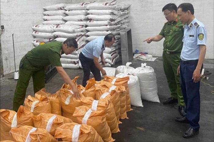 Lực lượng Quản lý thị trường thành phố Hà Nội phối hợp Công an kiểm tra cơ sở sang chiết, đóng gói đường có dấu hiệu giả mạo nguồn gốc xuất xứ tại xã Hoài Đức.