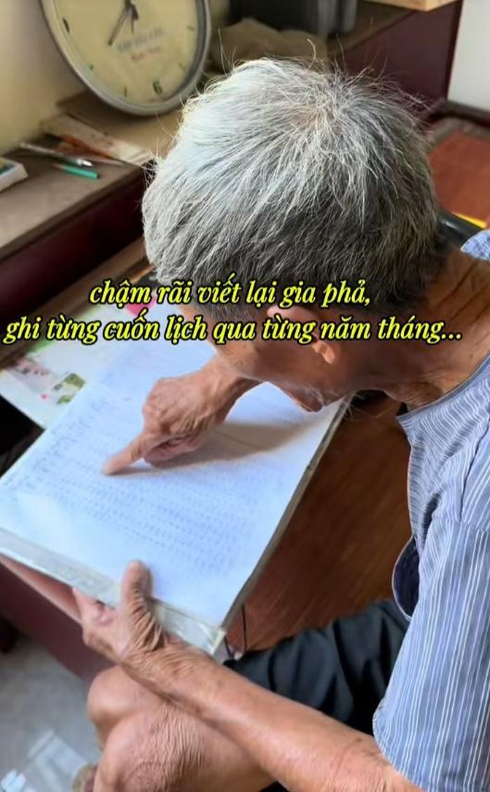 Sơ đồ phả hệ cụ ông ghi lại đầy đủ trong cuốn sổ nhuốm màu thời gian.