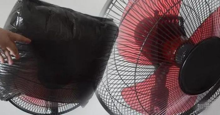 Bạn chỉ cần pha hỗn hợp này vào bình xịt, sau đó xịt đều lên lồng quạt rồi dùng cọ nhẹ nhàng làm sạch. Ảnh minh họa.