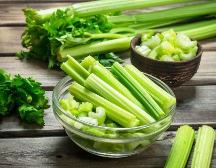 Trong bữa ăn hằng ngày, cần tây có thể dùng để nấu canh, xào hoặc ép lấy nước uống. Ảnh minh họa