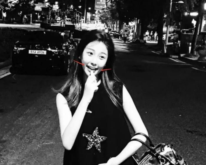 Ngu Thư Hân được người hâm mộ bênh vực rằng cô vốn sở hữu khuôn mặt nhỏ nhắn thông qua một số ảnh cũ. Ảnh: Sohu.