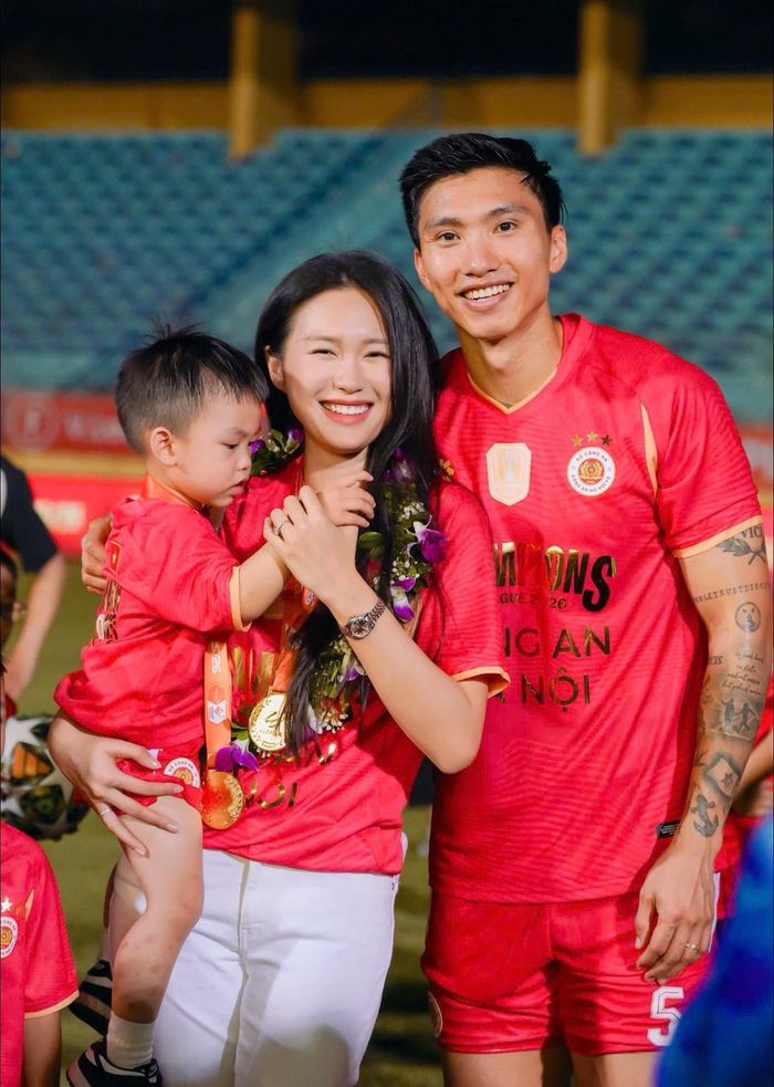 Gia đình Văn Hậu - Hải My vui vẻ ăn mừng huy chương.