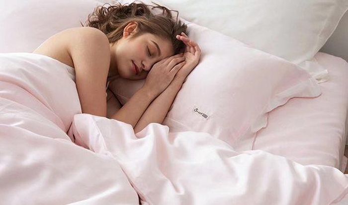 Theo các chuyên gia, nếu không được giặt giũ thường xuyên, vỏ gối có thể chứa lượng lớn vi sinh vật gây hại. Ảnh minh họa