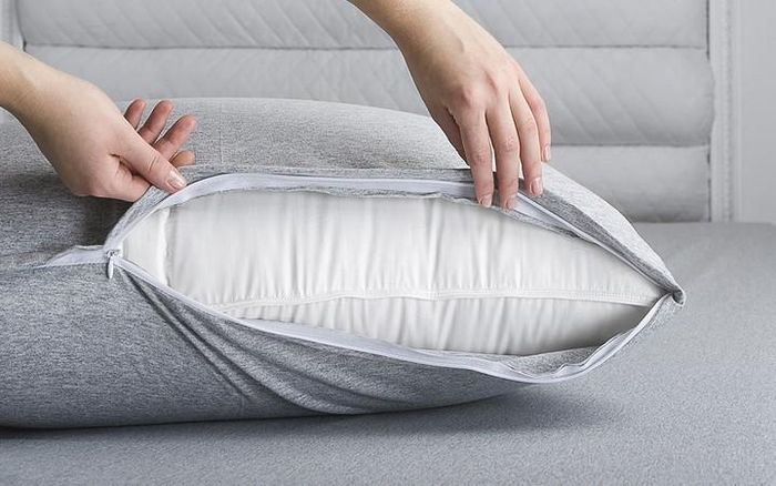 Nhiều người bị ngứa da hoặc nổi mụn kéo dài nhưng không tìm ra nguyên nhân, trong khi “thủ phạm” thực sự lại đến từ chiếc gối lâu ngày chưa giặt. Ảnh minh họa