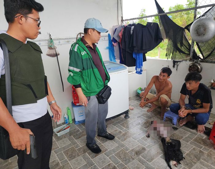 Trinh sát phát hiện Ngô Hoàng Phi và Ngô Hoàng Hậu đang giết mổ động vật rừng quý hiếm.