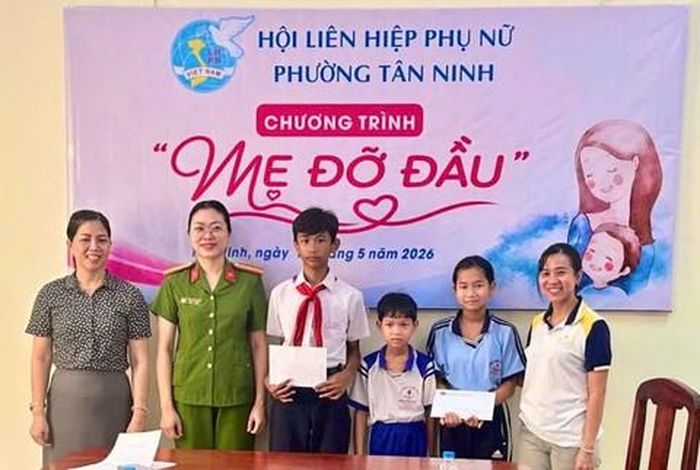 Công an P.Tân Ninh phối hợp tặng quà các em có hoàn cảnh khó khăn