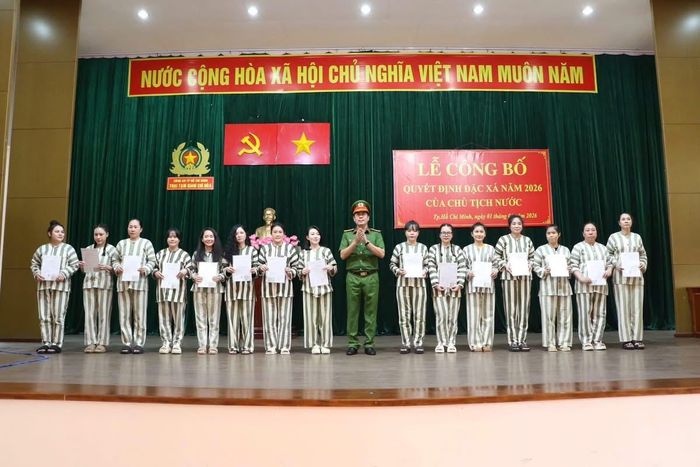 Đại tá Trần Thanh Hiển, Phó Giám đốc CATP trao quyết định đặc xá cho các phạm nhân