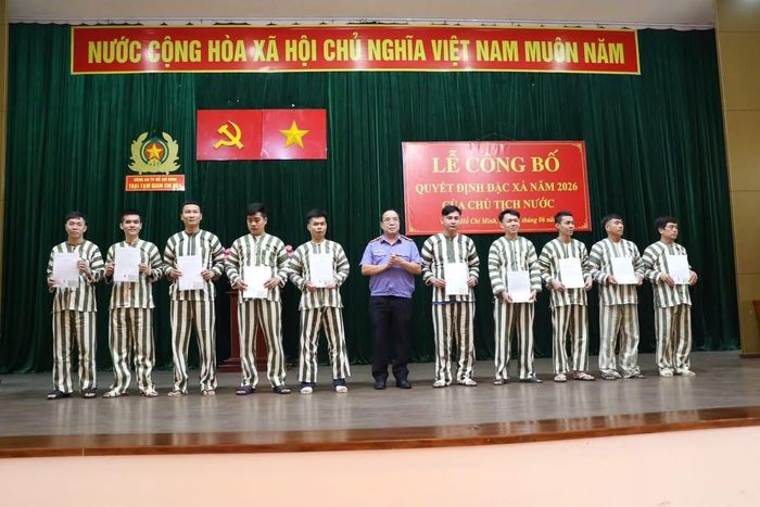Đại diện Viện kiểm sát Nhân dân TPHCM trao quyết định đặc xá cho các phạm nhân