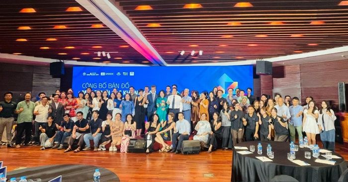 Các đại biểu và khách mời chụp ảnh lưu niệm tại chương trình công bố Bản đồ Mạng lưới các không gian văn hóa sáng tạo Hà Nội.