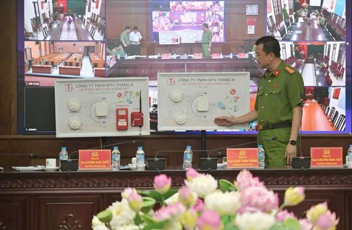 Lãnh đạo Phòng Cảnh sát PCCC&amp;CNCH CATP Hà Nội giới thiệu các tính năng đột phá của sản phẩm.