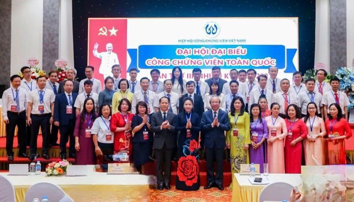 Ra mắt Hội đồng công chứng viên toàn quốc nhiệm kỳ III gồm 45 ủy viên.