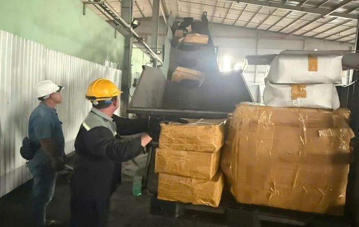  Toàn bộ số thực phẩm không rõ nguồn gốc xuất xứ bị buộc tiêu hủy dưới sự giám sát của lực lượng chức năng. Ảnh: Đội QLTT số 18 