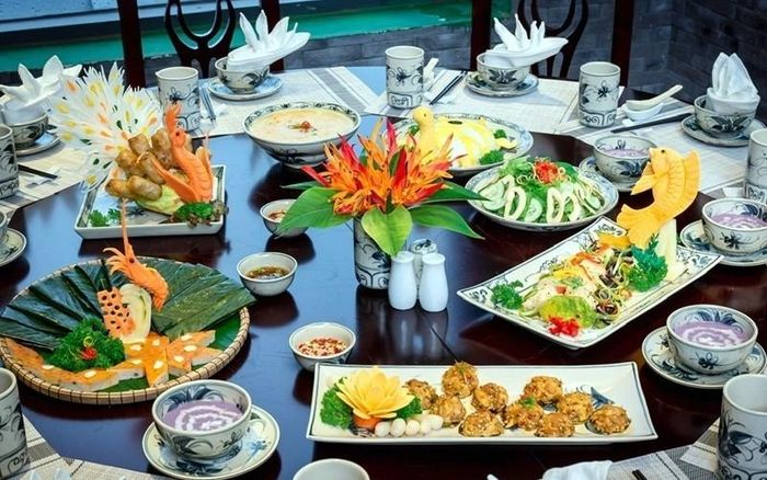 Ẩm thực Huế là đỉnh cao của văn hóa ẩm thực Việt Nam, nổi tiếng với hơn 1.300 món ăn tinh tế, cầu kỳ
