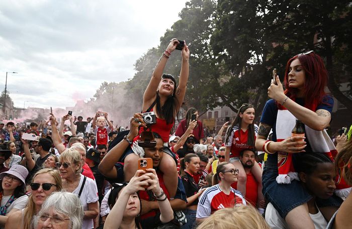 Lần gần nhất Arsenal tổ chức diễu hành rước cúp là năm 2014 khi đội bóng này giành chức vô địch FA Cup, chấm dứt 9 năm không danh hiệu dưới thời huấn luyện viên Arsene Wenger. Đội trưởng ra sân nhiều nhất của Arsenal khi đó chính là Mikel Arteta, huấn luyện viên trưởng hiện tại của "Pháo thủ".